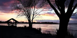 河边的冬季日落