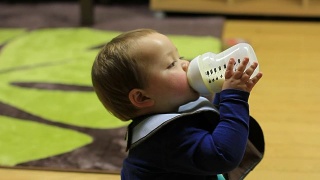 亚洲婴儿配方奶粉视频素材模板下载