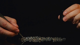 宝石鉴定师鉴定钻石和水晶视频素材模板下载
