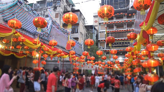 在曼谷唐人街的冷诺依寺庆祝中国新年。