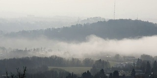 有美丽雾的奥地利山脉