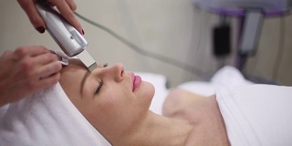 女性面部水疗高频皮肤治疗