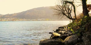 日期:春天，上奥地利格蒙登特劳恩湖美丽的风景