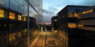夜空下的现代办公大楼。鸟瞰图