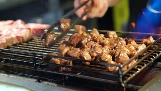 牛扒切丁烹饪和火烧烤烤箱。台湾的街头小吃摊视频素材模板下载