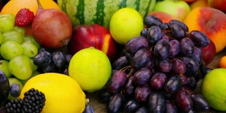 有水果和浆果的静物