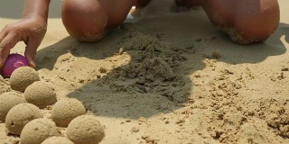孩子们在海滩上玩沙子