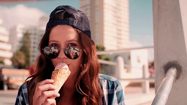 都市时尚少女在夏日吃冰淇淋