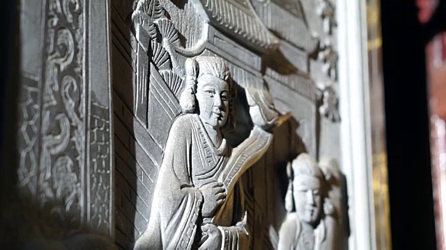 在中国寺庙中以晨光为背景的浮雕艺术。宗教艺术的细节