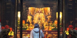 在中国佛教道观前的香壶。模糊背景人们的敬意