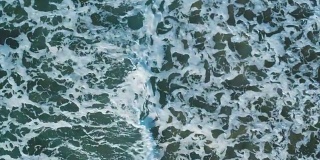 无人机拍摄的海浪在岸上产生纹理