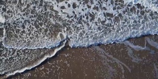 海浪拍打海岸的无人机视频