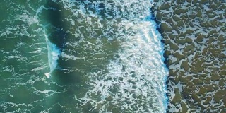 无人机拍摄的平静的海浪拍打海岸的画面