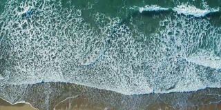 无人机拍摄的海浪到达海岸的画面