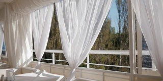 夏日阳台，白色家具窗帘