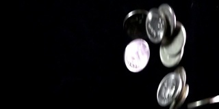 金属硬币，卢布，跌落。慢动作