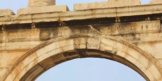 从希腊雅典的哈德良拱门看雅典卫城和帕台农神庙