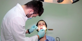 年轻女子牙科检查