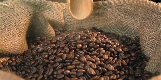 三段铲咖啡豆的慢动作视频