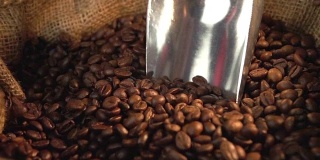 两段旋转咖啡豆的慢动作视频