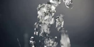 水滴在空中自由漂浮