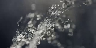 水滴在空气中自由地飞翔，使水悬浮