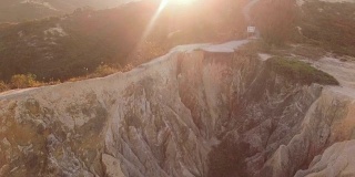 在清晨阳光的照耀下，俯瞰泊罗山大峡谷D