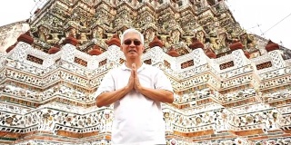 游客参观黎明寺或Wat Arun在曼谷，泰国。具有里程碑意义的目的地