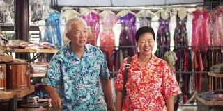 亚洲高级游客在泰国散步和购买当地工艺品