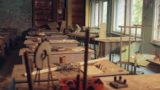 切尔诺贝利核灾难后的城市——受污染学校的教室视频素材模板下载