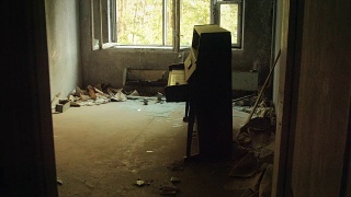 切尔诺贝利-老达斯迪大钢琴(宽)在灾难后留在公寓视频素材模板下载