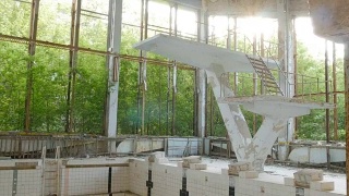 切尔诺贝利-废弃城市中心的室内游泳池视频素材模板下载