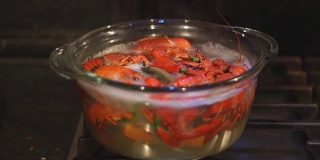 在透明玻璃锅中烹煮小龙虾
