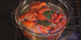 在透明玻璃锅中烹煮小龙虾