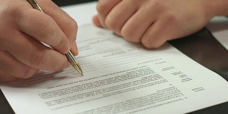男性手签合同页，工作与官方文件