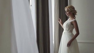穿着婚纱摆姿势的美丽新娘视频素材模板下载