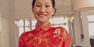 亚洲女服务员对着镜头微笑