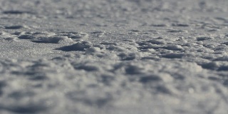 强风中雪的质地。特写镜头。神奇的斯匹次卑尔根群岛。