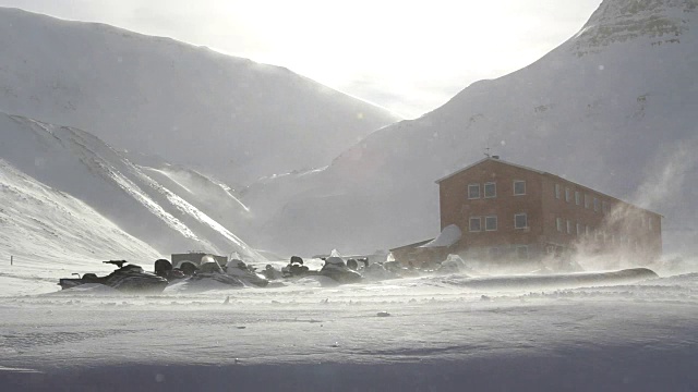 斯瓦尔巴朗伊尔城。被强风吹起的旅馆和雪地摩托的建筑。