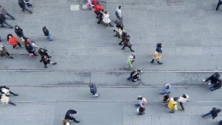 一群人走在土耳其伊斯坦布尔Beyoglu的istikal街上。视频素材模板下载