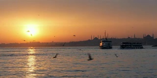 日落时分的船只，土耳其伊斯坦布尔卡迪科伊。