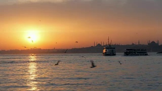 日落时分的船只，土耳其伊斯坦布尔卡迪科伊。视频素材模板下载