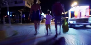 一家人在夜晚的街道上散步