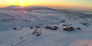 在日落时飞过北部的滑雪场