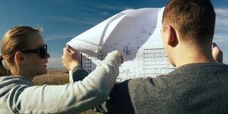 年轻的建筑师们用他们的计划检查开放的领域