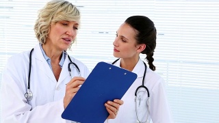 医生和护士在黑板上讨论什么视频素材模板下载