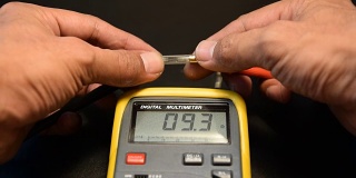 测量保险丝与数字仪表。