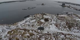 鸟瞰图的汽车驾驶到水边在冬天