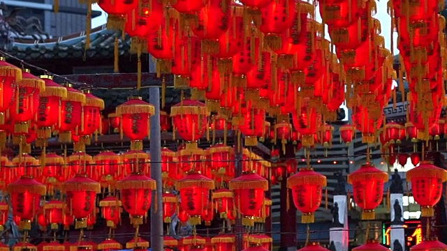 千盏中国红灯笼高清视频。点灯庆祝春节。台湾寺庙美丽的夜景