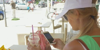 女人用手机短信交流